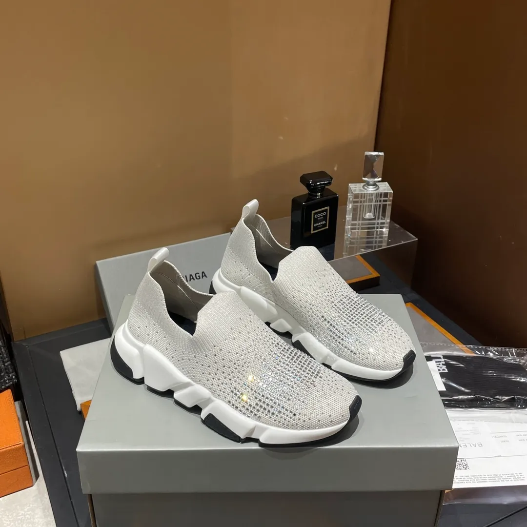 👟👟Ex-factory price 400👟👟 Balenciaga Balenciaga 🌝🌝glitter single shoes world premiere 🌈INS Weibo magazine sold out 💥💥counter limited edition ⚠️ Czech crystal hot diamond ⚠️specially customized fabric with summer cooling and heating effect ⚠️TPU ten PU vacuum combination bottom (not a plastic bottom formed by market currency) ,) The inner craftsmanship and material are the same as the original! ! Size 35 to 45M standard size (34, 46 can be customized) original high-end top complete package (with original Balenciaga socks included)